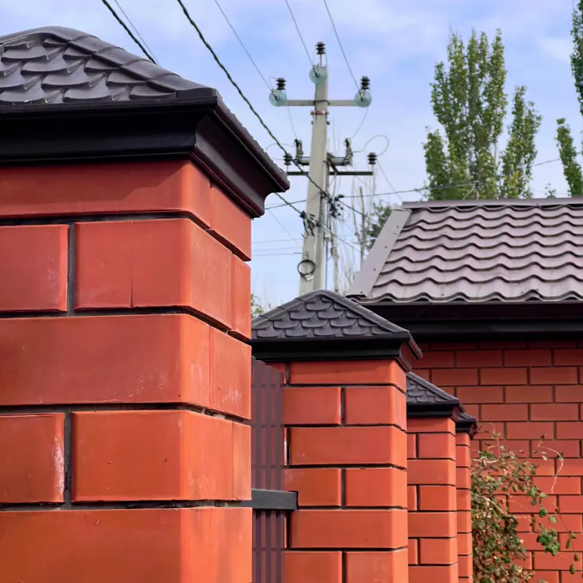 Фото 1 Колпак Elbrus Коричневый на столбах кирпичного забора