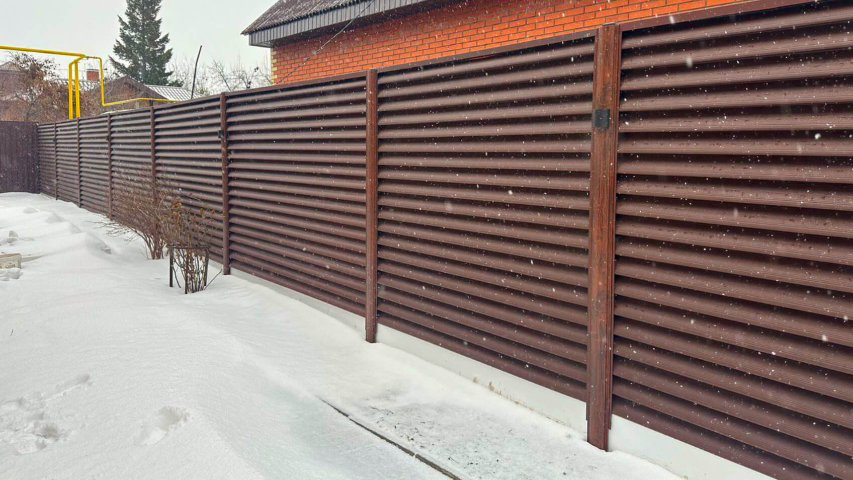 Фото 4 Забор еврожалюзи RAL8017 МАТТЕ Шоколад с подсветкой